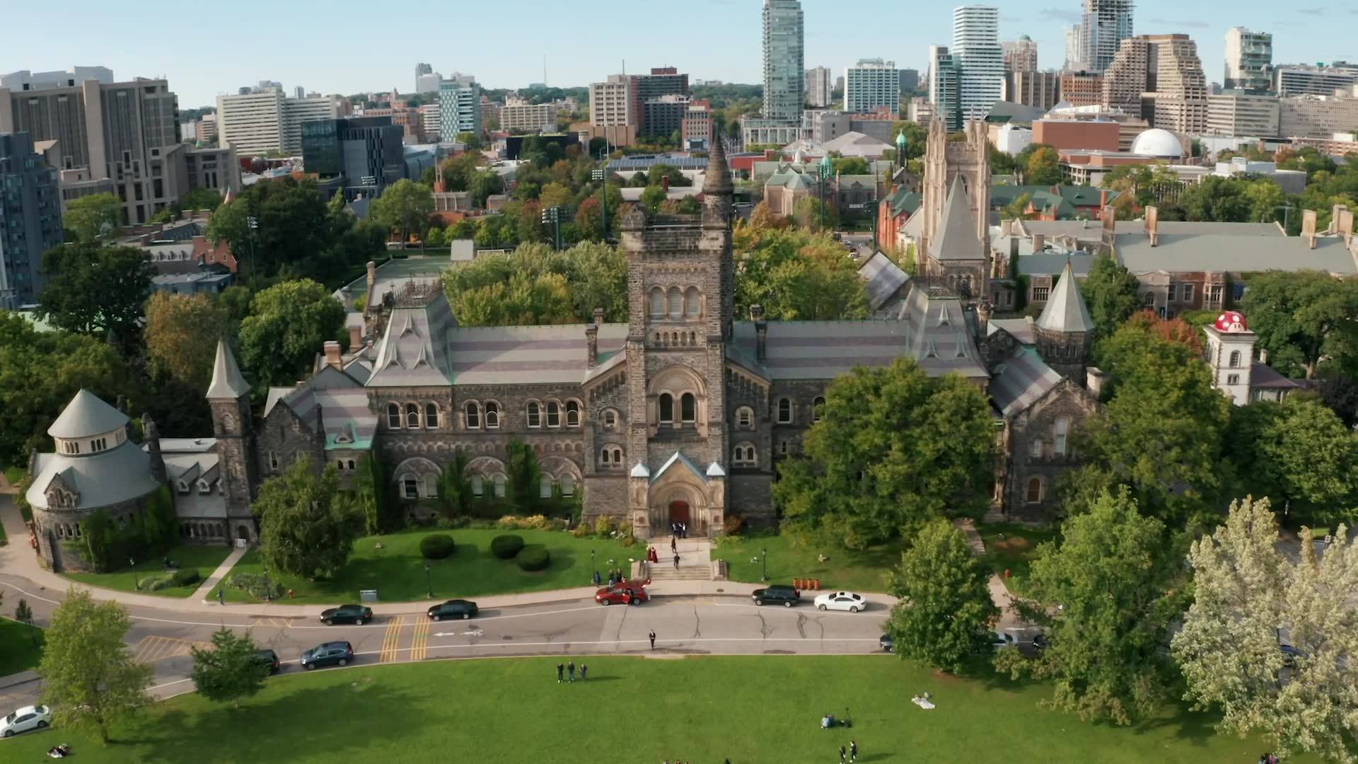 جامعة تورنتو في كندا : الكليات والمنح الدراسية وكيفية التسجيل