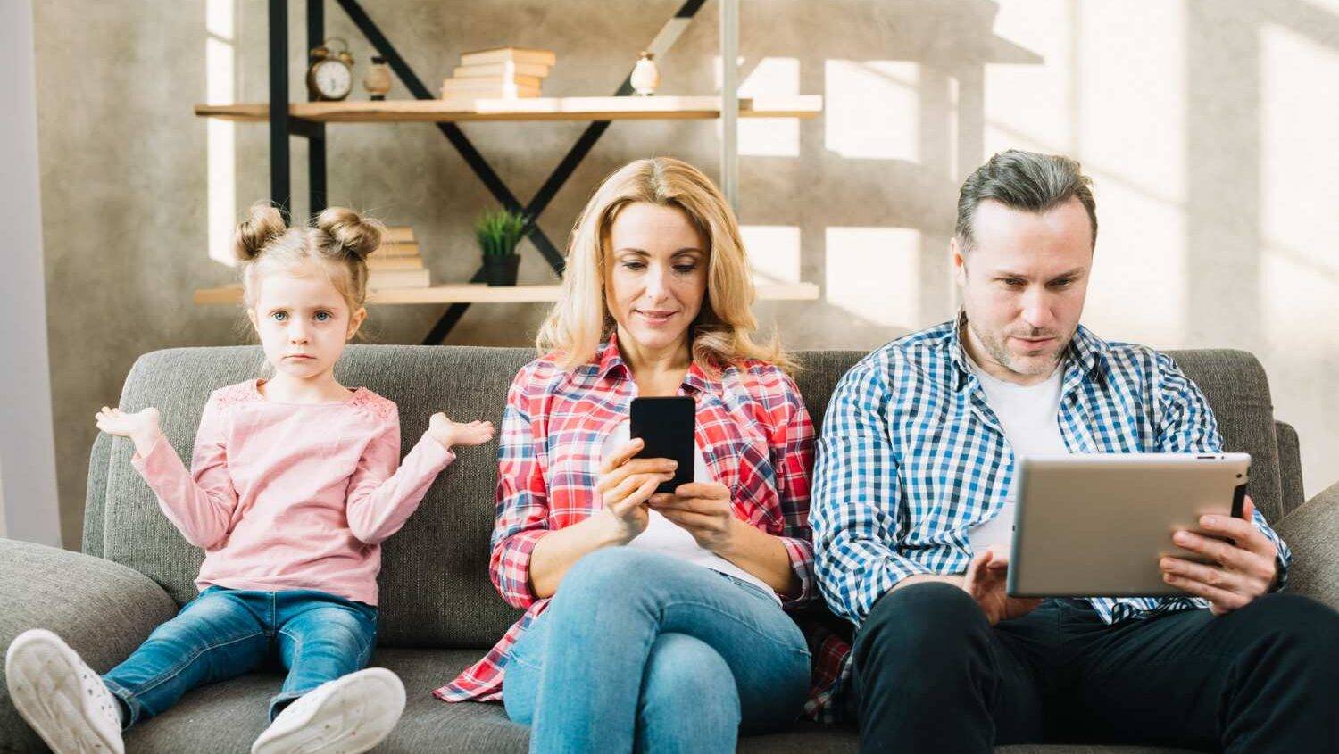 من الواقعية إلى الرقمية: تحديات العلاقات الأسرية في العصر الرقمي؟