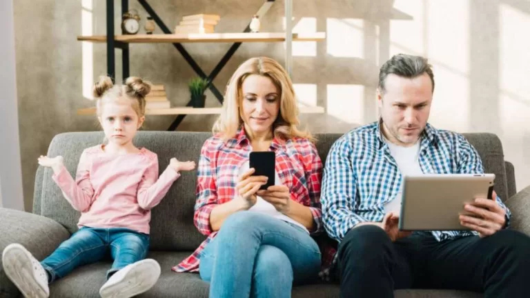 العلاقات الأسرية في العصر الرقمي
